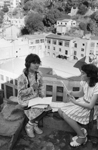Deux filles faisant ses devoirs scolaires dans les collines de Valparaiso, Chili