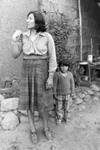 Famille paysanne, mère et son fils dans une maison d'adobe