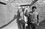 salutations de deux paysans dans une maison en adobe dans le désert, Chili