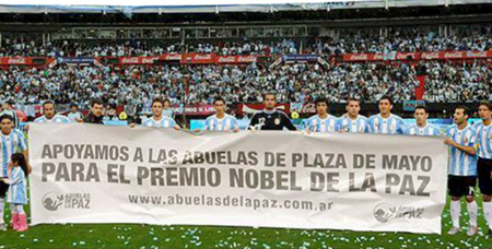 La selección argentina de fútbol apoya la candidatura al Nóbel de la Paz para las Abuelas de Plaza de Mayo
