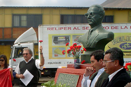 Estatua, monumento, busto a Salvador Allende. Iquique