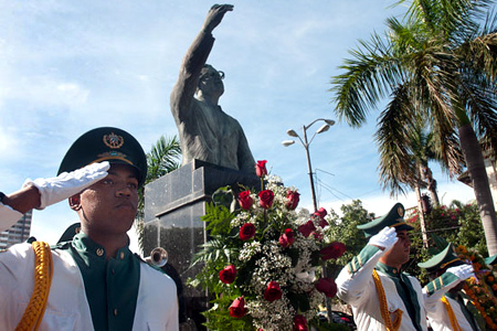 Homenajes al presidente Salvador Allende frente a su monumento en La Habana, Cuba