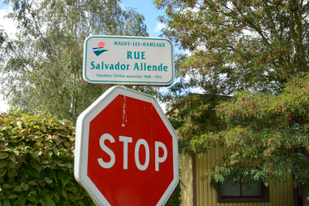 calle Salvador Allende. Magny-les-Hameaux, Francia