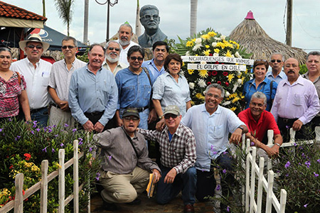 Nicaragüenses que vivimos el golpe en Chile, homenaje frente al monumento a Salvador Allende. Managua