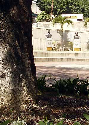 Neruda - Plaza El Samán de la Trinidad